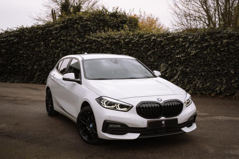 BMW 118 i ADVANTAGE/LED/NAVI/PDC/CARPLAY/ZETELVERWARMING